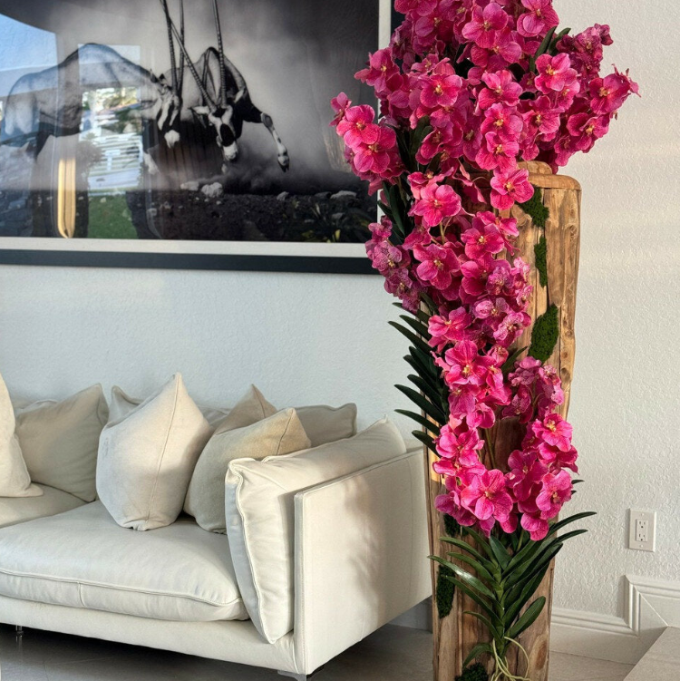 grande teca jarrón con natural edges y rosa vanda orquídeas