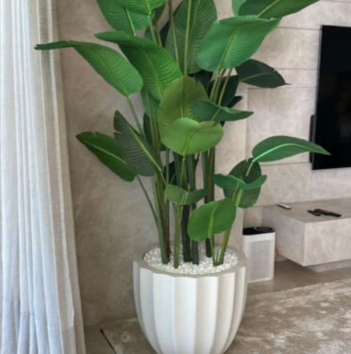 Santa Bárbara jardinera en mate beige con ave de paraíso.