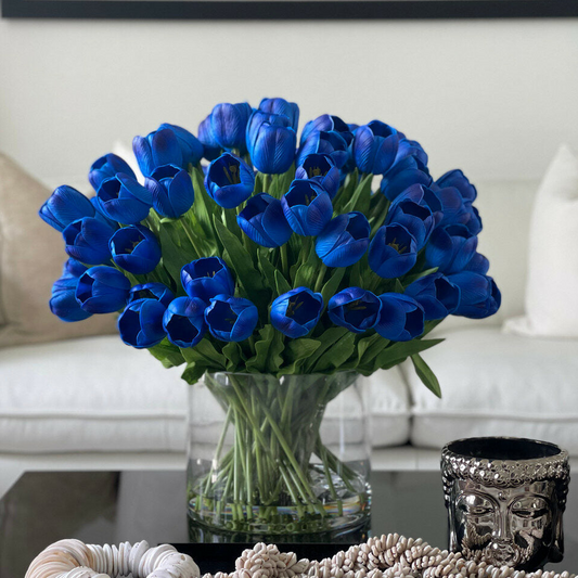 azul tulipán arreglo en un grande Cylindrical jarrón