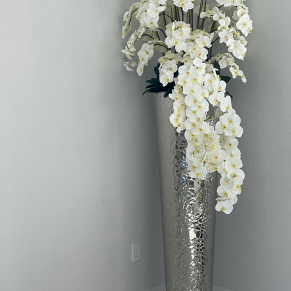cascada phalaenopsis orquídeas en un extra-alto jarrón con un hammered finish.