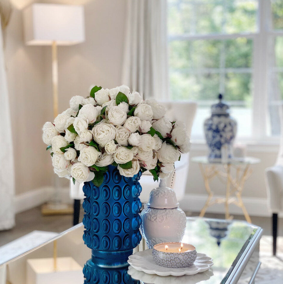 inglés blanco rosas en texturizado azul maceta