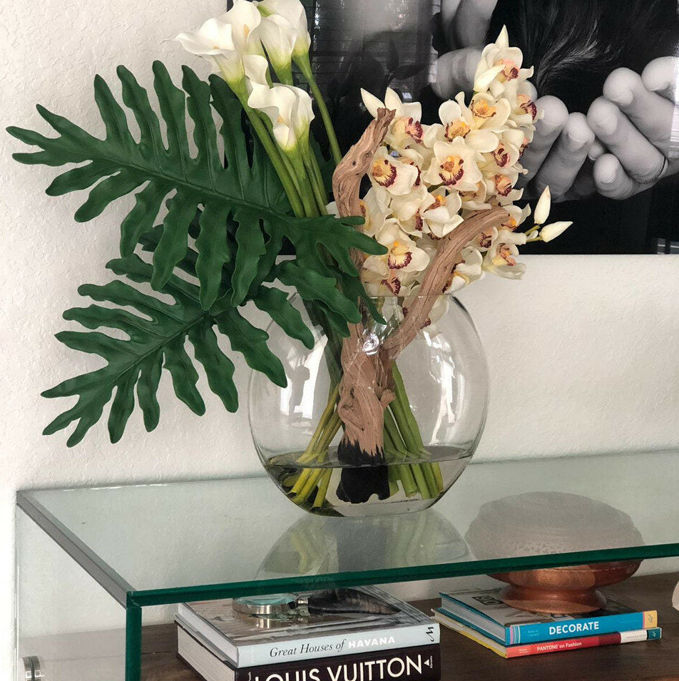 lunar jarrón con cymbidiums y cala lirios.