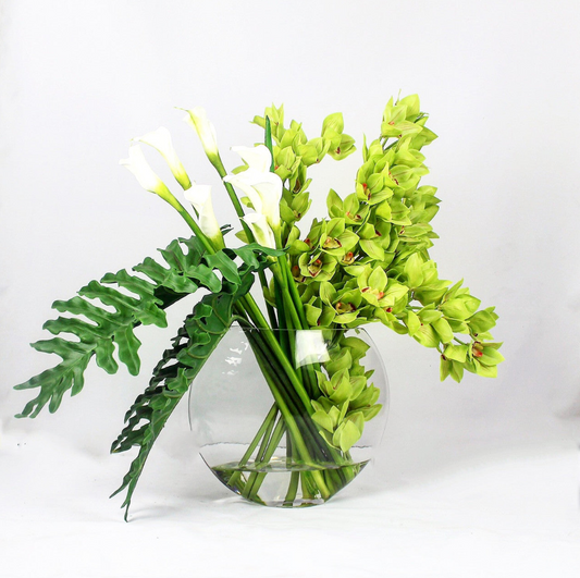 lunar jarrón con verde cymbidium orquídeas y cala lirios.