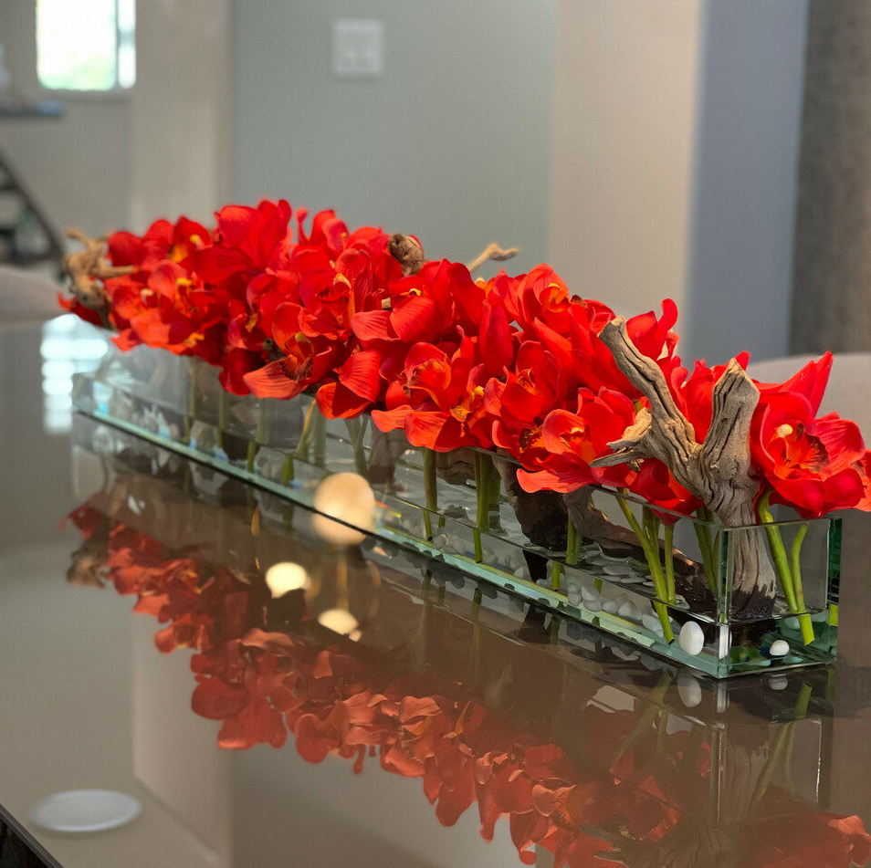 moderna casa vidrio jarrón con rojo cymbidiums