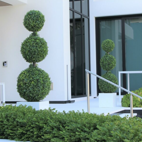 triple Ball topiario con mediano-Sized Fibreglass maceta