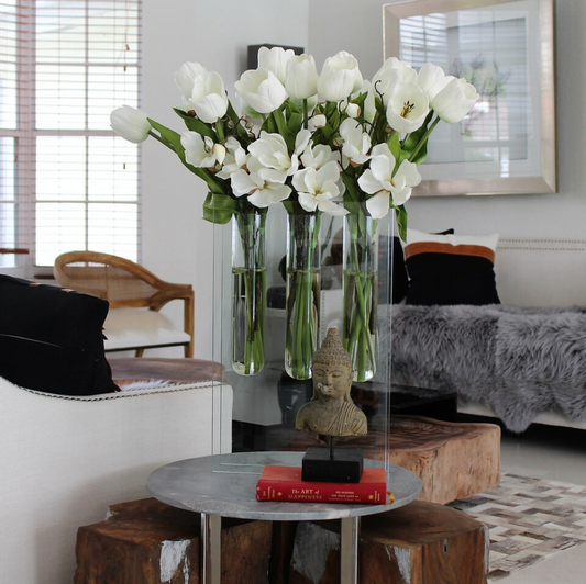 triple jarrón con blanco tulipanes.