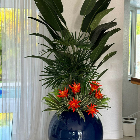 Tropical plant arreglo en cobalto azul esférico maceta.