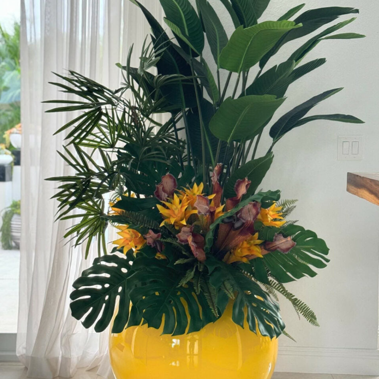 Tropical Plant arreglo en un amarillo esférico maceta