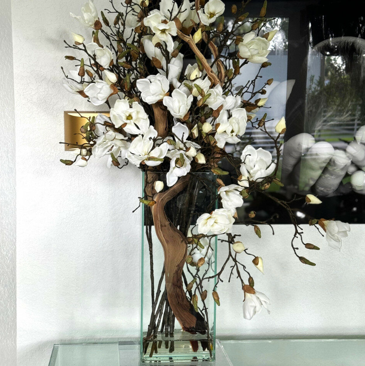 jarrón con blanco magnolias en un 50 cm alto moderna casa
