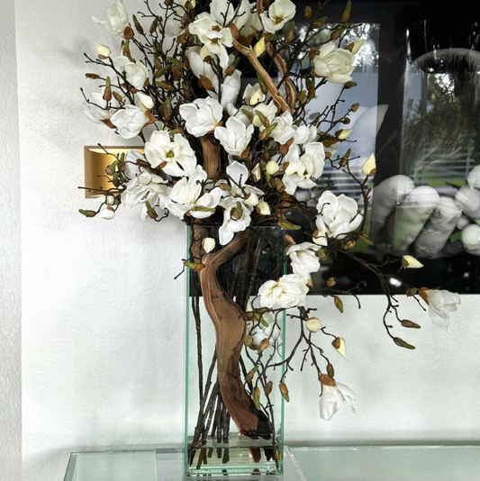 jarrón con blanco magnolias en un 50 cm alto moderna casa