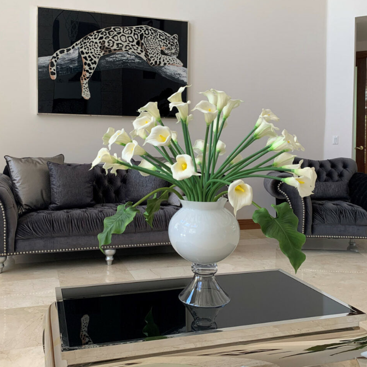 Elegant jarrón con múltiples blanco cala lirios