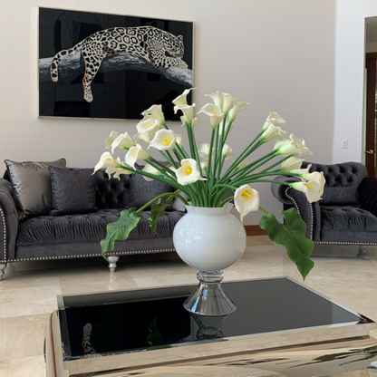 Elegant jarrón con múltiples blanco cala lirios