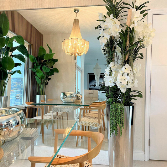 blanco vanda orquídeas en inoxidable acero cono jardinera