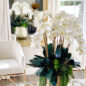 delaney dorado maceta con múltiples Stems de phalaenopsis orquídeas y Succulents