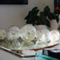 10″ Crosswinds jarrón con blanco orquídeas