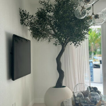 7′ olivo árbol en mate beige 30″ esférico jardinera