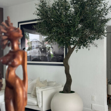 7′ olivo árbol en mate beige 30″ esférico jardinera