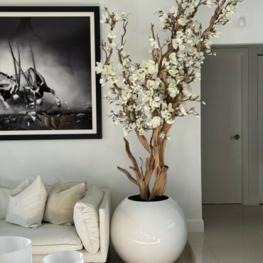 blanco magnolia árbol en 30″ brillante blanco esférico jardinera