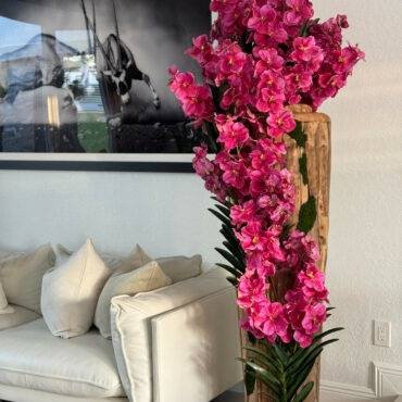 grande vivo borde teca jarrón con rosa vanda orquídeas
