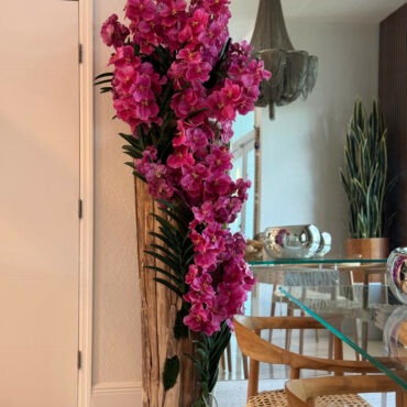 grande vivo borde teca jarrón con rosa vanda orquídeas