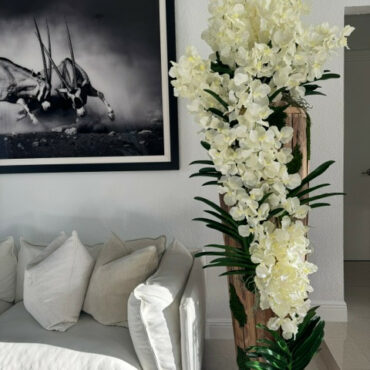 grande vivo borde teca jarrón con blanco vanda orquídeas
