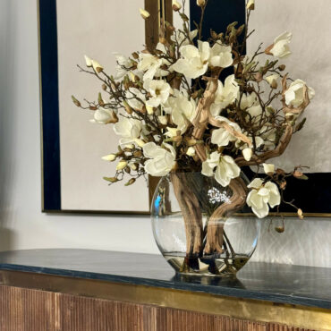 16″ luna jarrón con magnolias