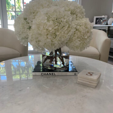 blanco hortensia ramo en clear vidrio cilindro jarrón