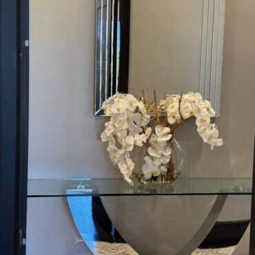 16″ luna jarrón con blanco orquídeas