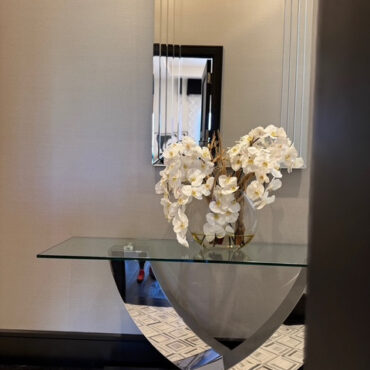 16″ luna jarrón con blanco orquídeas
