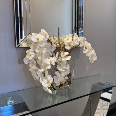 16″ luna jarrón con blanco orquídeas